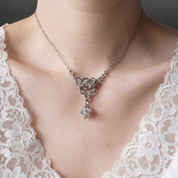 Gothic V shaped fairy necklace with a small silver chain - Picture 3 of 9